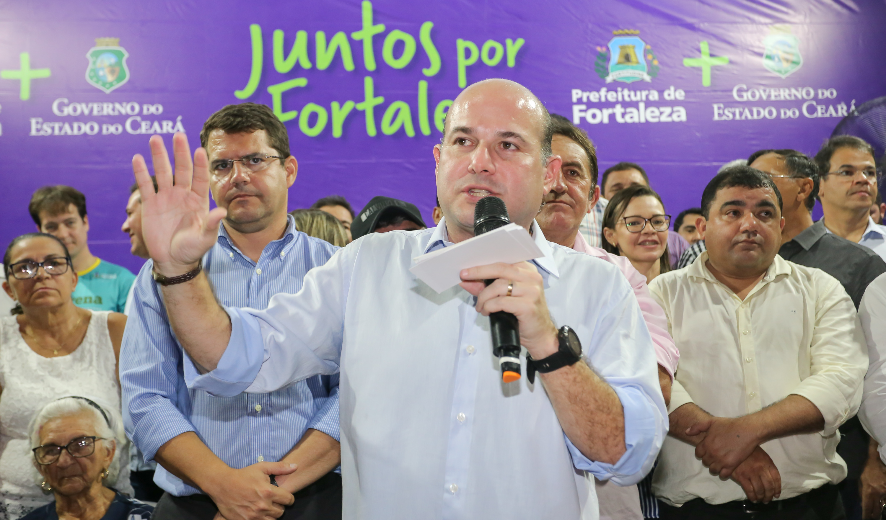 prefeito roberto cláudio fala ao microfone